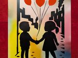 une photo d'un couple se tenant la main, avec des ballons