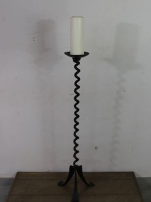une bougie posée sur une table en bois