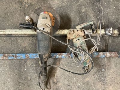 vue de dessus d'une paire de chaussures et d'une perceuse posées par terre
