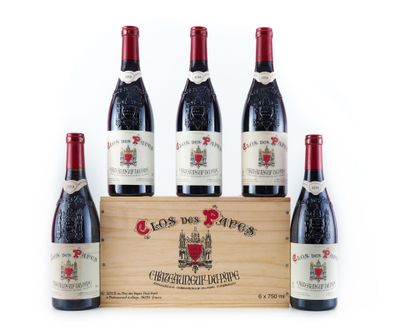 six bouteilles de vin rouge dans un coffret en bois sur fond blanc