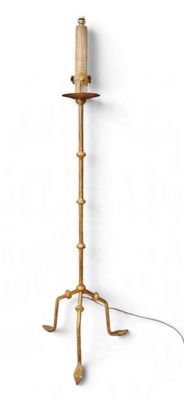 un lampadaire en laiton avec un pied en bois et un fond blanc