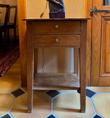 une table surmontée d'un vase dans une pièce