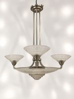 Lustre coupole en verre moulé et pressé à décor gravé partie…