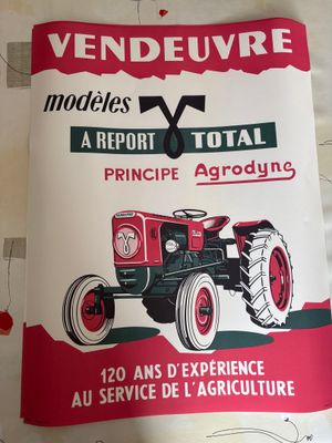 un panneau rouge et blanc sur lequel figure un tracteur