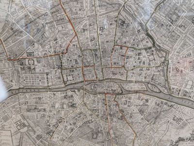 une vieille carte d'une ville sur laquelle figure une ligne rouge