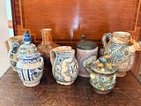 de nombreux types de vases différents posés sur une table