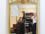 un homme debout devant un miroir dans une pièce