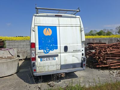 une camionnette garée à côté d'un tas de bois