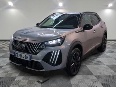 l'avant d'un SUV argenté garé sur un sol à damier
