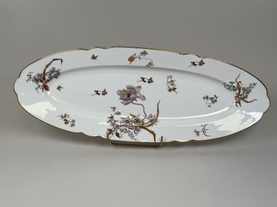un plat ovale orné de fleurs et d'oiseaux peints