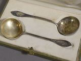deux cuillères et un repose-cuillère dans une boîte