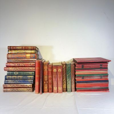 beaucoup de livres empilés les uns sur les autres sur une table