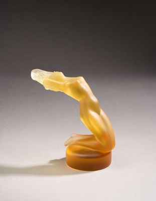 un gros plan sur une sculpture représentant le torse d'une femme posée sur une table