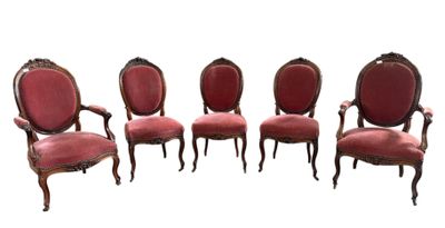 lot de quatre chaises de style victorien avec des assises rembourrées de velours rouge