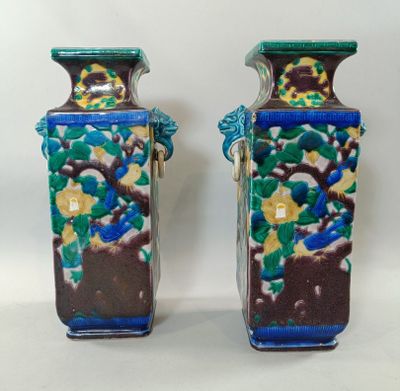 JAPON Paire de vases en faïence à décor de fleurs cachet au-…