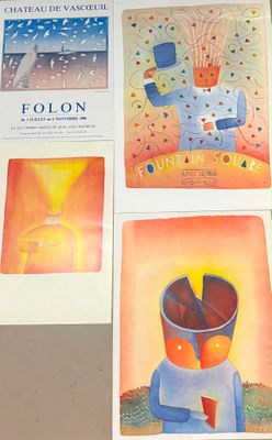 plusieurs affiches représentant différents types d'œuvres d'art, exposées sur une table