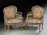 paire de chaises anciennes avec des coussins rembourrés à motifs floraux