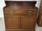 une armoire en bois munie de poignées en laiton