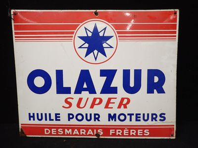 Une ancienne enseigne « Olazur Super » est représentée sur fond noir
