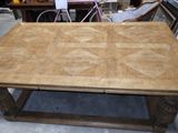 une table en bois avec un plateau en bois dans une pièce