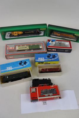 de nombreux types de petits trains dans la boîte