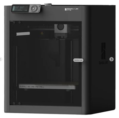 une imprimante 3D noire posée sur une surface blanche
