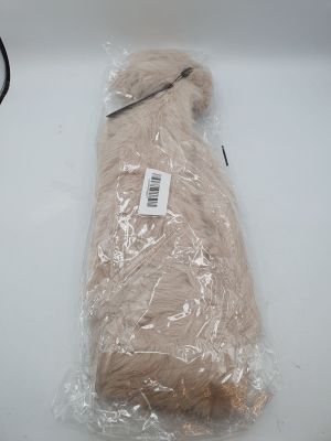 un sac de laine emballé dans du plastique posé sur une table