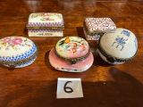 cinq boîtes posées sur une table, sur lesquelles figurent des numéros