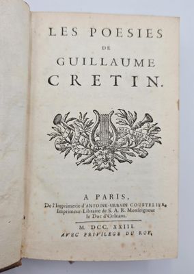 un livre ouvert avec l'image d'un oiseau dessus