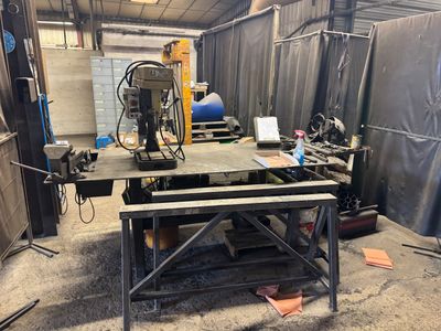 une machine posée sur une table dans une pièce