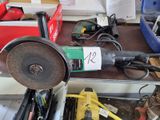 une photo d'une meuleuse et d'autres outils posés sur un établi