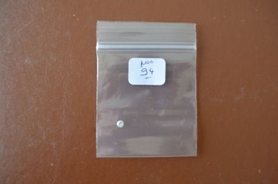 une photo d'un morceau de plastique sur lequel est collé un autocollant