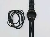 la montre est branchée à un chargeur et à un câble