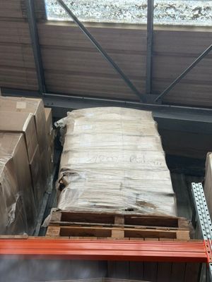 un grand nombre de cartons sur une palette dans un entrepôt