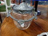 un récipient en verre posé sur une table dans une pièce