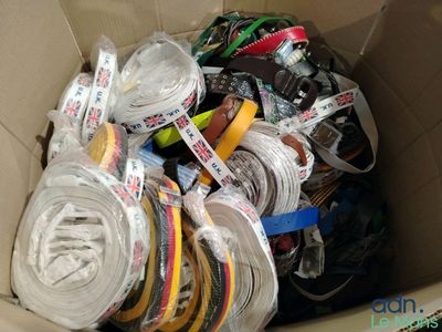 une boîte en carton remplie de rubans de toutes sortes