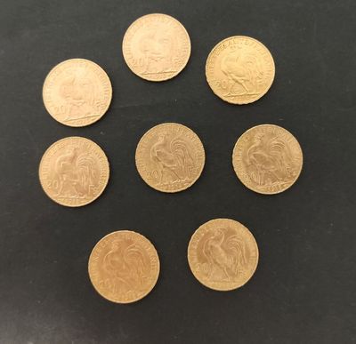 six souverains d'or disposés en cercle sur un fond noir