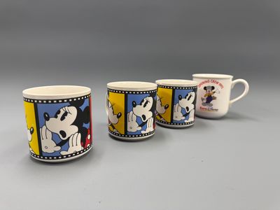 trois tasses Mickey Mouse posées sur une table