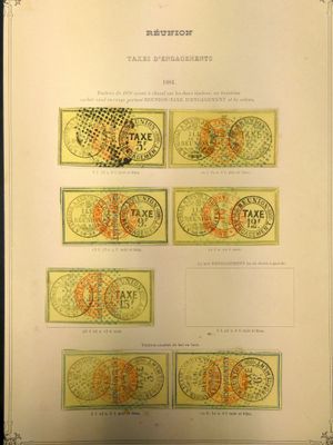 un vieux livre sur lequel sont collés tout un tas de timbres différents