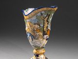 un vase avec un tableau posé sur une table