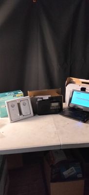 un ordinateur portable posé sur une table où se trouvent d'autres objets