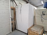 un réfrigérateur blanc dans une pièce où se trouvent de nombreux cartons