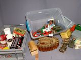 plusieurs objets posés ensemble sur une table