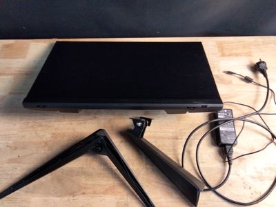 un ordinateur portable posé sur une table en bois