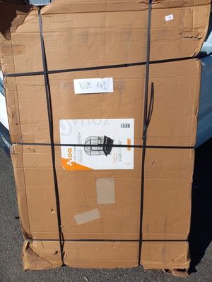 un grand carton posé par terre à côté d'une voiture
