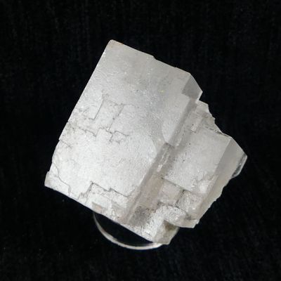 Minéraux de collection. Grand cristal de halite blanche.