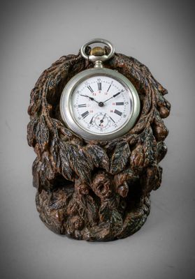 une horloge posée sur une souche d'arbre