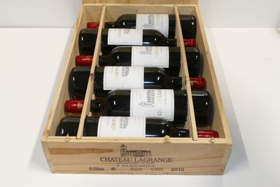six bouteilles de vin dans un coffret en bois