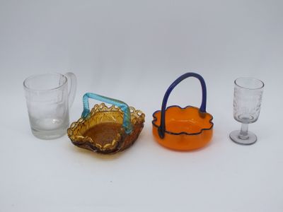 deux verres et une théière posés sur une table blanche
