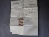 un vieux document sur lequel repose un bout de papier, posé sur une table